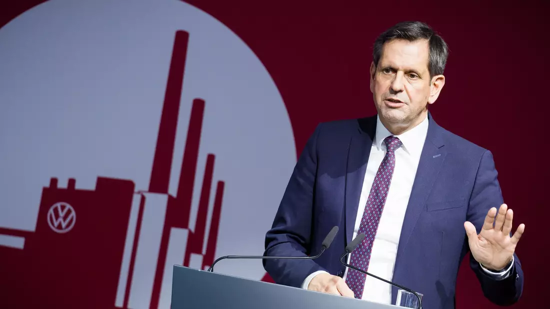 Niedersachsen hält 20 Prozent der Stimmrechte im VW-Konzern. Ministerpräsident Lies sitzt für das Land im Aufsichtsrat. (Archivbild) - Bild: Moritz Frankenberg/dpa