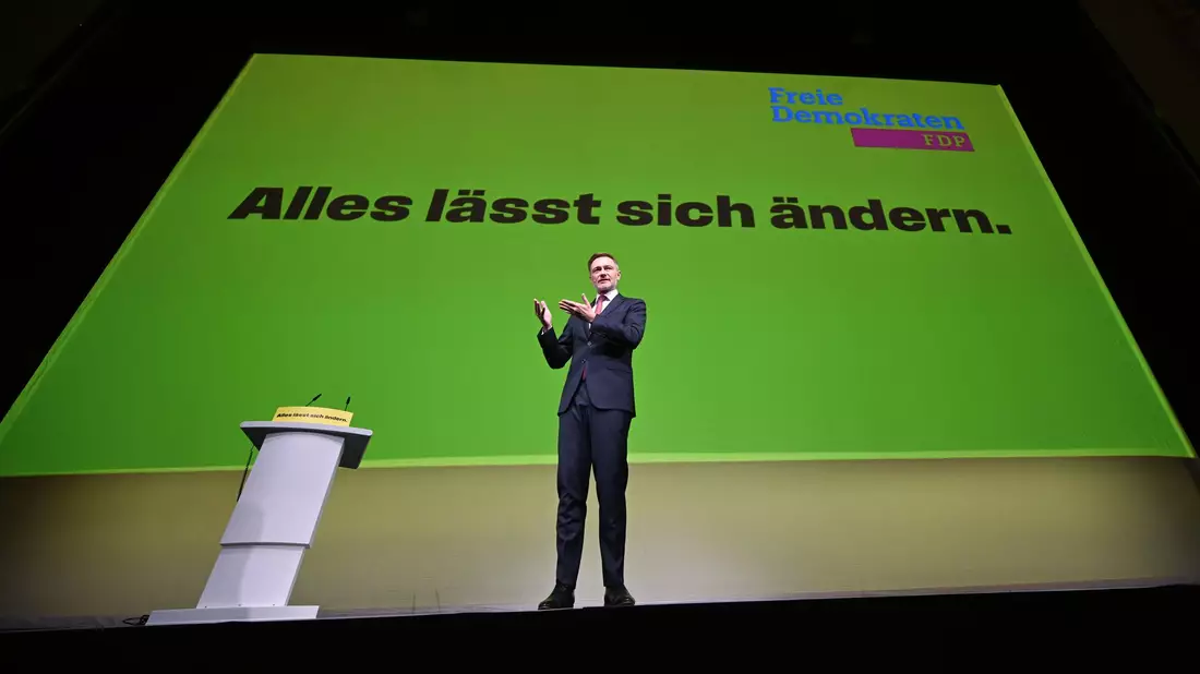Die FDP-Spitzenpolitiker Kubicki und Strack-Zimmermann machten das Dreikönigstreffen vorübergehend zur «Muppet Show». - Bild: Bernd Weißbrod/dpa