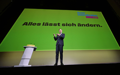 Die FDP-Spitzenpolitiker Kubicki und Strack-Zimmermann machten das Dreikönigstreffen vorübergehend zur «Muppet Show». - Foto: Bernd Weißbrod/dpa