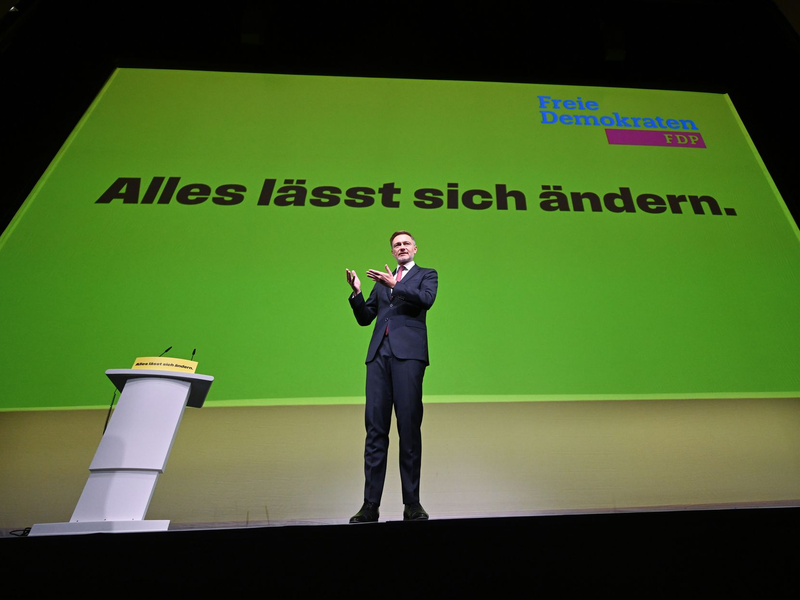 Die FDP-Spitzenpolitiker Kubicki und Strack-Zimmermann machten das Dreikönigstreffen vorübergehend zur «Muppet Show». - Foto: Bernd Weißbrod/dpa