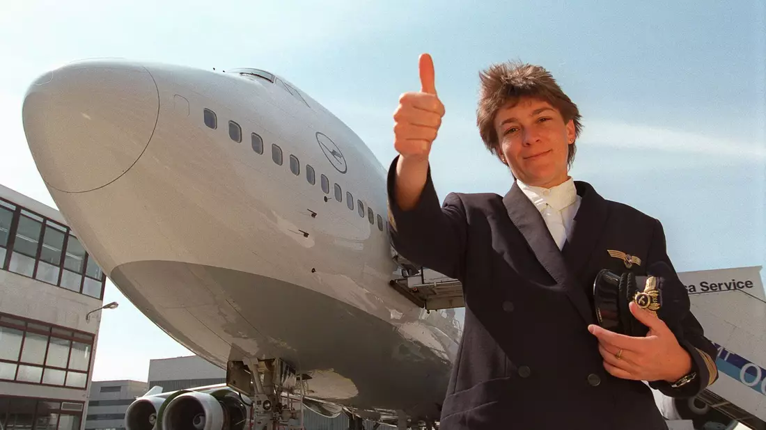 Erst 1986 kam die erste Frau in die Pilotenausbildung der Lufthansa. (Archivbild) - Bild: Arne Dedert/dpa