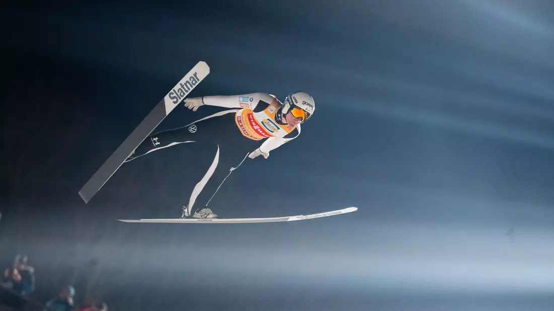 Domen Prevc ist der Sieg bei der Vierschanzentournee kaum noch zu nehmen. - Bild: Georg Hochmuth/APA/dpa