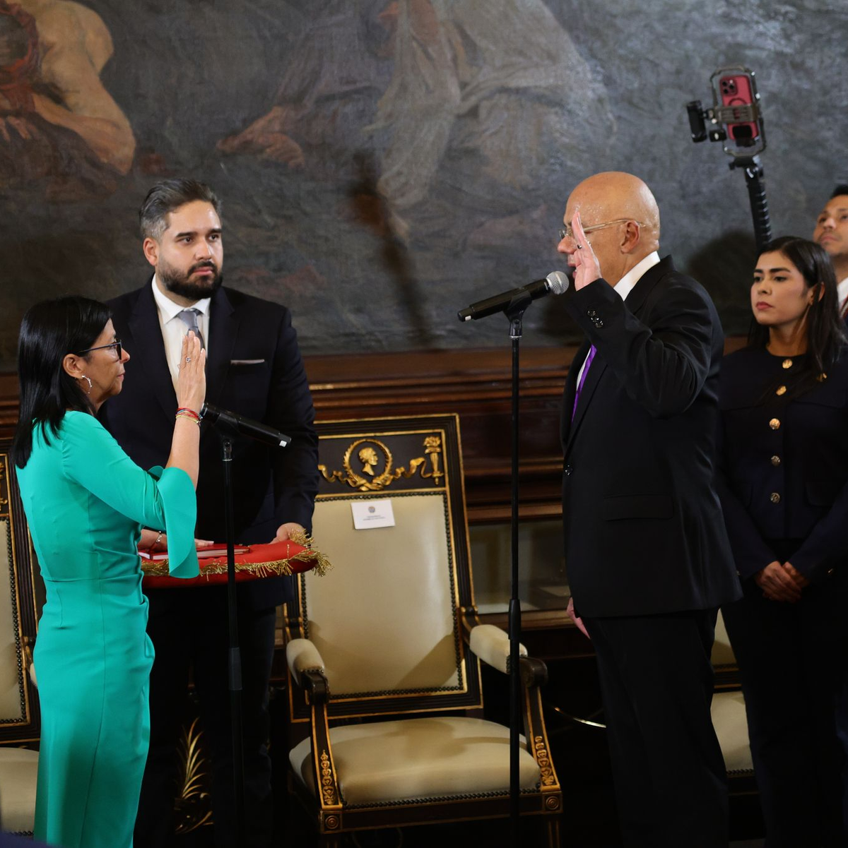 Die Nachfolgerin des von den USA festgenommenen Staatschefs Maduros, Rodríguez, legte ihren Amtseid ab. - Foto: Stringer/dpa