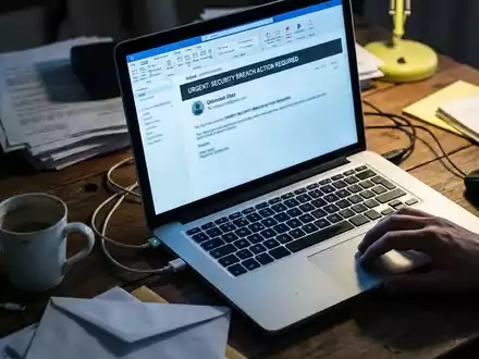 Phishing-Welle reißt nicht ab: Neue Maschen von AOK und Targobank - Foto: über boerse-global.de