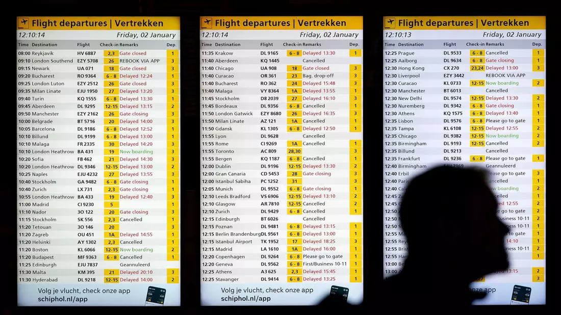 Informationstafeln am Flughafen Schiphol informieren über annullierte und verspätete Flüge. - Bild: Koen Van Weel/ANP/dpa
