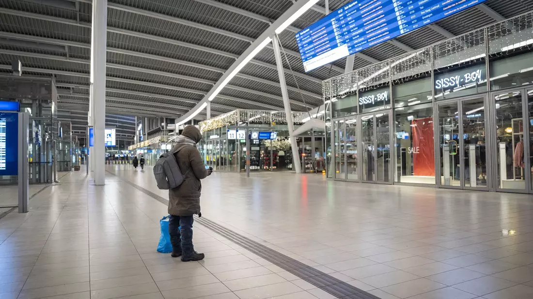 Ein Blick in den leeren Hauptbahnhof von Utrecht in den Niederlanden.  - Bild: Jeroen Jumelet/ANP/dpa