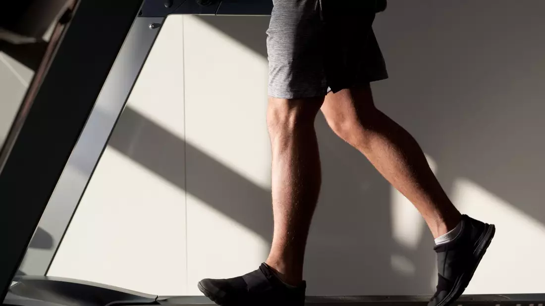 Ob es ein Fitnessgerät zu Hause gibt, ist auch eine Frage des Geldes. (Symbolbild)  - Bild: Klaus-Dietmar Gabbert/dpa-tmn/dpa