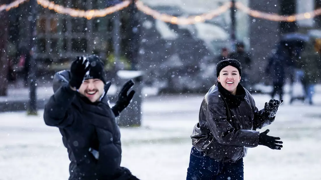 Menschen vergnügen sich bei einer Schneeballschlacht in Amsterdam in den Niederlanden. - Bild: Robin Van Lonkhuijsen/ANP/dpa