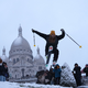 Ein Mann springt mit seinen Skiern den Hügel bei der Basilika Sacre-Coeur im französischen Paris hinunter. - Foto: Aurelien Morissard/AP/dpa