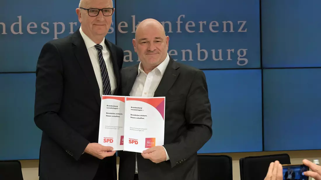 Brandenburgs Ministerpräsident Dietmar Woidke (SPD) und Finanzminister Robert Crumbach (BSW) haben gemeinsam die SPD/BSW-Koalition auf den Weg gebracht, die nun am Ende ist. (Archivbild) - Bild: Michael Bahlo/dpa