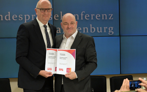 Brandenburgs Ministerpräsident Dietmar Woidke (SPD) und Finanzminister Robert Crumbach (BSW) haben gemeinsam die SPD/BSW-Koalition auf den Weg gebracht, die nun am Ende ist. (Archivbild) - Foto: Michael Bahlo/dpa