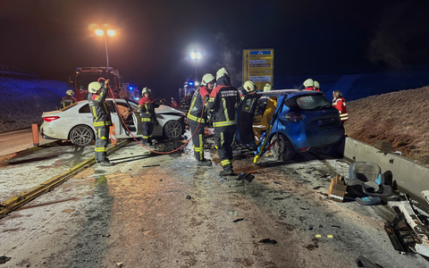 FW Allensbach: H2 Verkehrsunfall Person eingeklemmt - Foto: presseportal.de