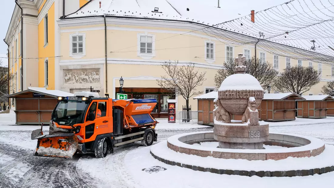 Ein Schneepflug räumt in Ungarn. - Bild: Tamas Vasvari/MTI/AP/dpa