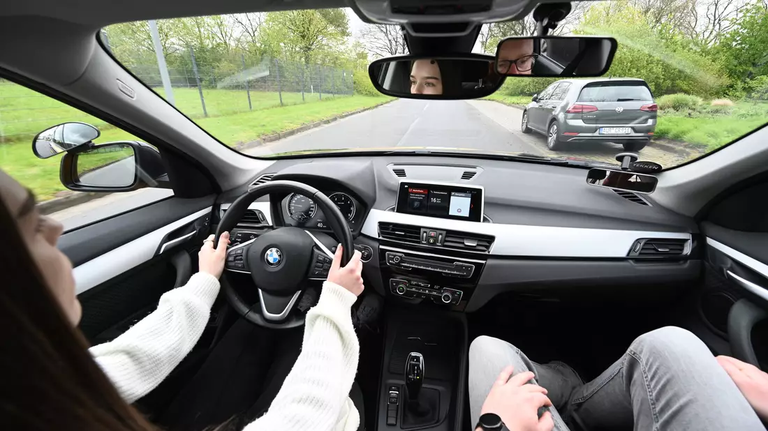 Seit 2011 gibt es den Führerschein mit 17. (Symbolbild) - Bild: Lars Penning/dpa