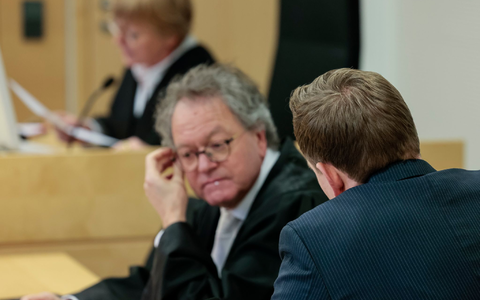 Der angeklagte Jurist (nur sein Hinterkopf ist zu sehen) sieht strafrechtlich keine Schuld bei sich. - Foto: David Ebener/dpa