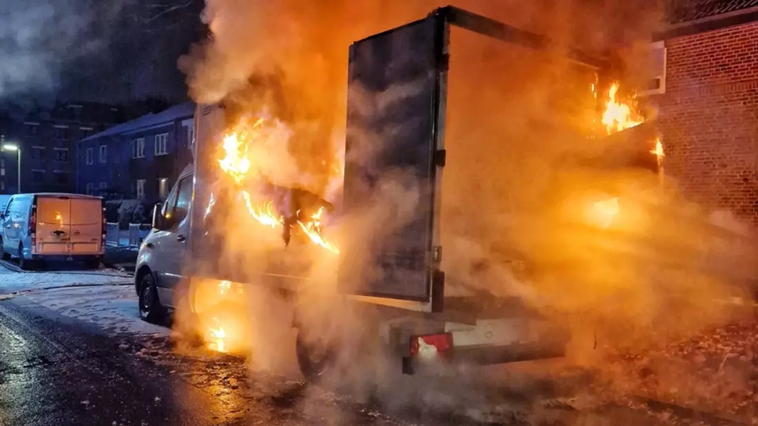 FW-NE: Kleinlaster in Vollbrand | Keine Verletzten - Bild: presseportal.de