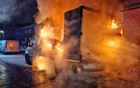 FW-NE: Kleinlaster in Vollbrand | Keine Verletzten - Foto: presseportal.de