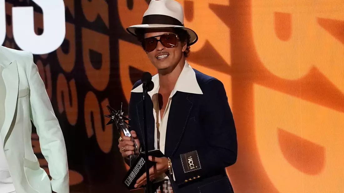 Bruno Mars beteiligte sich zuletzt an Singles mit anderen Künstlern wie Lady Gaga, sein letztes Soloalbum erschien allerdings vor zehn Jahren. (Archivbild) - Bild: Chris Pizzello/Invision via AP/dpa