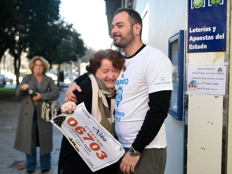 Der Hauptgewinn bei der diesjährigen Jesuskind-Lotterie entfällt dieses Jahr auf die Losnummer 06.703. - Foto: Víctor Fernández/EUROPA PRESS/dpa