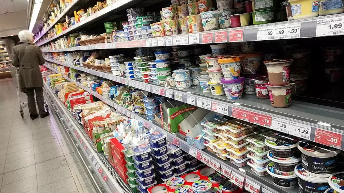 Einkaufsregal in einem Supermarkt (Archiv) - Bild: via dts Nachrichtenagentur
