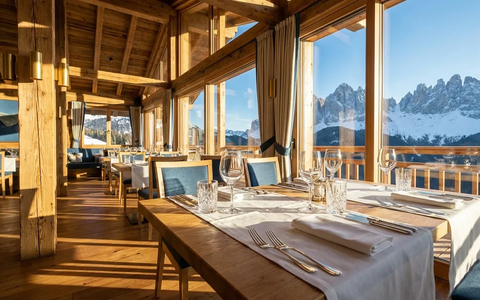 Tourismusschüler aus Bad Hofgastein servieren im Olympia-Austria House - Foto: über boerse-global.de