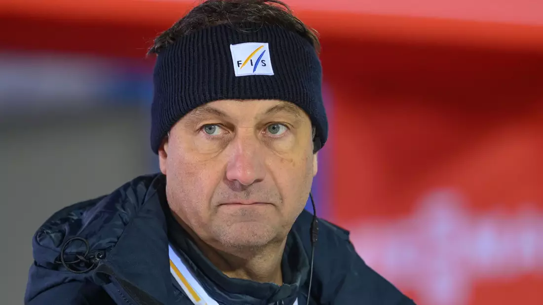 Fis-Rennleiter Sandro Pertile arbeitet weiter an einer Angleichung des Sprung-Kalenders. (Archivbild) - Bild: Hendrik Schmidt/dpa
