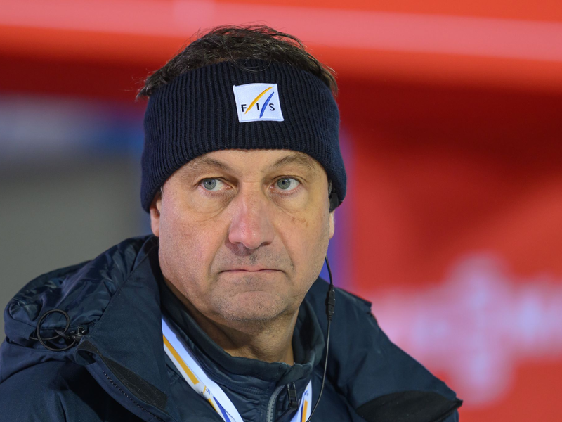 Fis-Rennleiter Sandro Pertile arbeitet weiter an einer Angleichung des Sprung-Kalenders. (Archivbild) - Foto: Hendrik Schmidt/dpa