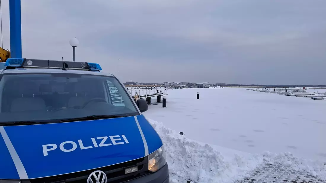 LWSPA M-V: Warnung der Wasserschutzpolizei - Betreten der Eisflächen ist lebensgefährlich - Bild: presseportal.de