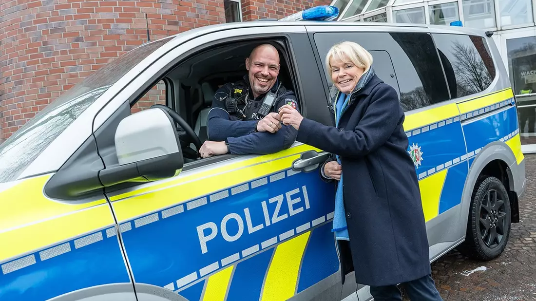 POL-RE: Bottrop/Marl/Kreis Recklinghausen: Neue Streifenwagen ausgeliefert - Polizeipräsidentin übergibt den ersten Schlüssel - Bild: presseportal.de