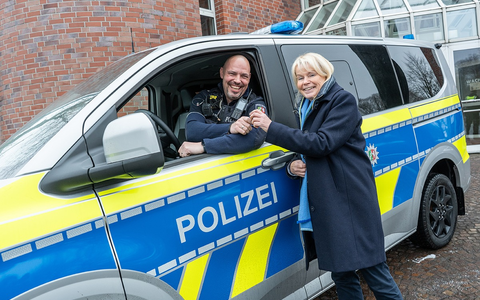 POL-RE: Bottrop/Marl/Kreis Recklinghausen: Neue Streifenwagen ausgeliefert - Polizeipräsidentin übergibt den ersten Schlüssel - Foto: presseportal.de