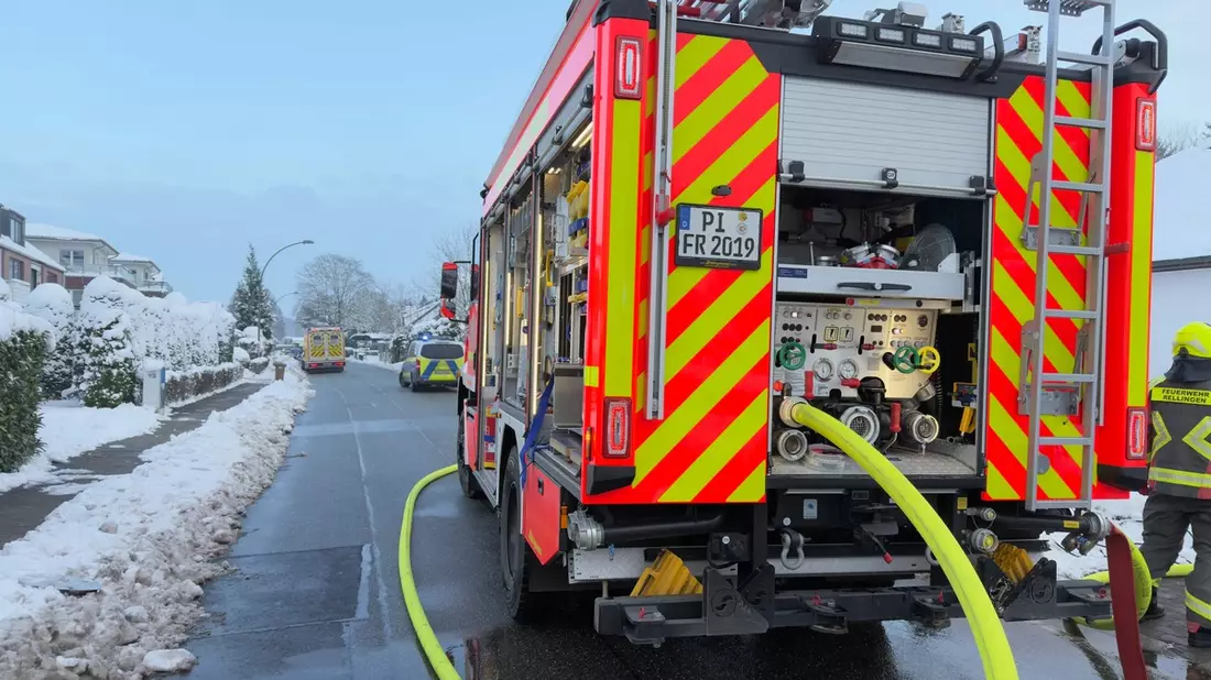 FW-PI: Vollbrand einer Garage: Feuerwehren aus Rellingen und Egenbüttel im Einsatz - Bild: presseportal.de