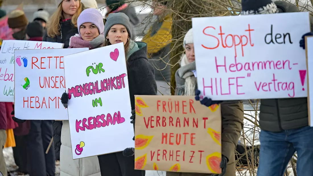 Lautstark machten viele Menschen vor dem Tagungsgelände am Kloster Seeon ihrem Unmut Luft - aus ganz unterschiedlichen Gründen.  - Bild: Malin Wunderlich/dpa