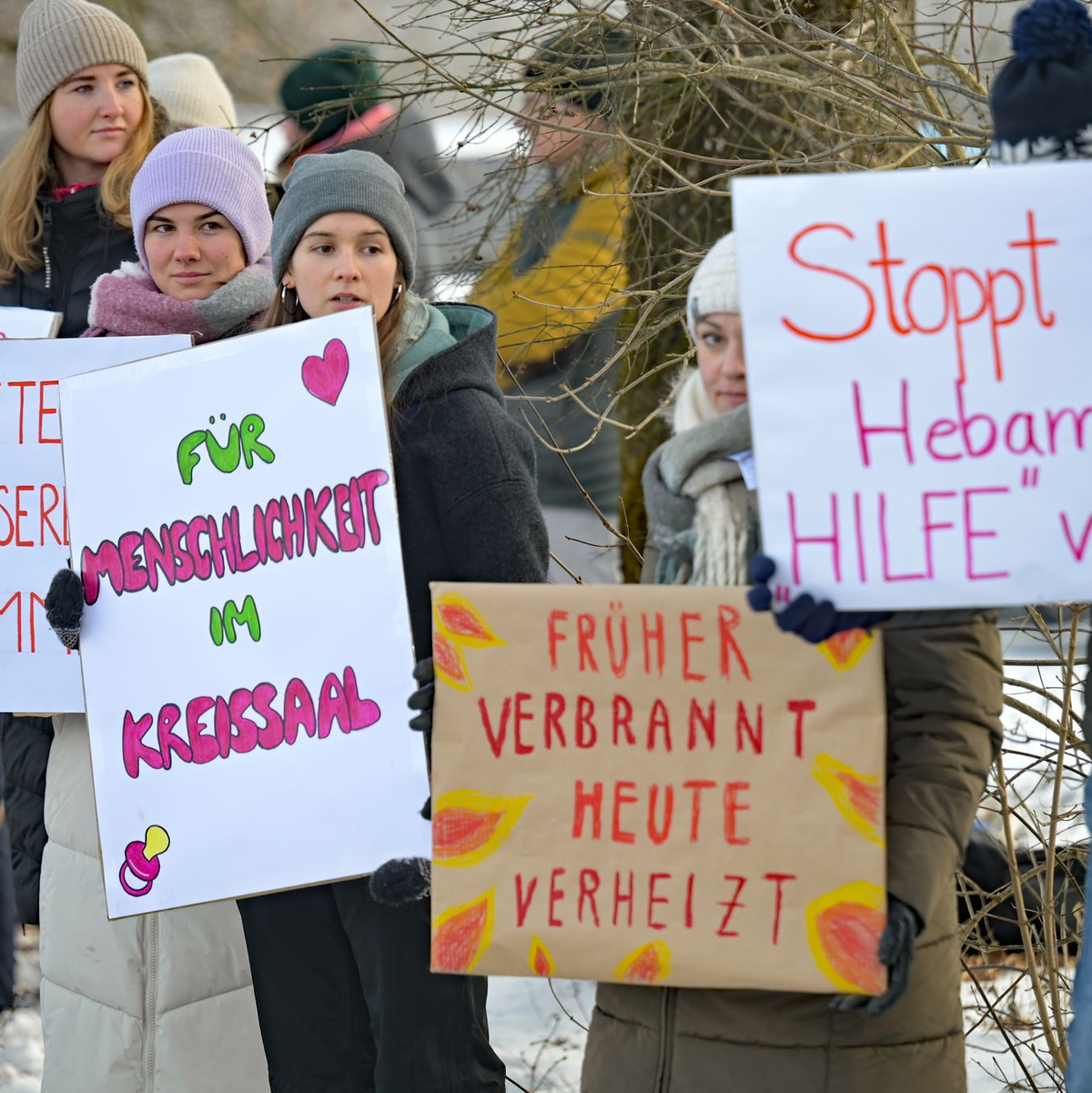 Lautstark machten viele Menschen vor dem Tagungsgelände am Kloster Seeon ihrem Unmut Luft - aus ganz unterschiedlichen Gründen.  - Foto: Malin Wunderlich/dpa