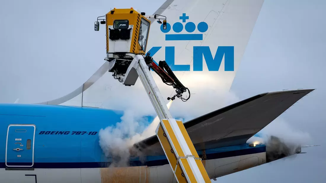 Die Flüssigkeit, mit der Flugzeuge am Flughafen Schiphol enteist werden, geht angesichts der winterlichen Wetterbedingungen zur Neige. - Bild: Koen Van Weel/ANP/dpa