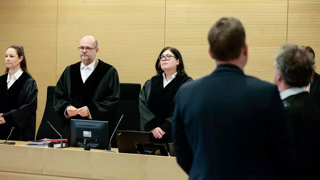 Ein Richter (vorn) trieb es vor allem während seiner Arbeitszeit zu weit ? und wurde dafür nun von einem Kollegen verurteilt. - Bild: David Ebener/dpa