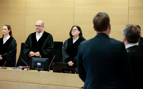 Ein Richter (vorn) trieb es vor allem während seiner Arbeitszeit zu weit ? und wurde dafür nun von einem Kollegen verurteilt. - Foto: David Ebener/dpa