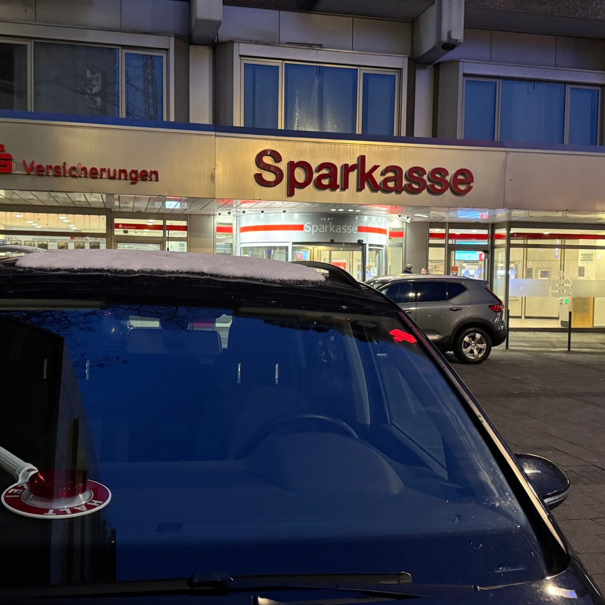 Die Durchsuchung hatte gegen 16.35 Uhr begonnen und war am Abend abgeschlossen. - Foto: Michael Weber/WtV News/dpa