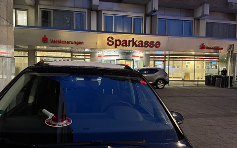 Die Sparkasse bleibt bis auf den SB-Raum mit den Automaten noch für Wochen zu - im Tresorraum wird fieberhaft gearbeitet. - Foto: Michael Weber/WtV News/dpa
