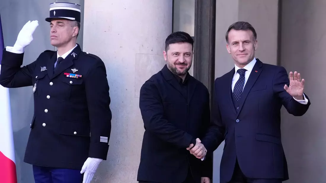 Der ukrainische Präsident Selenskyj hat mit Frankreichs Präsident Macron über eine Stärkung der Flugabwehr gesprochen. - Bild: Michel Euler/AP/dpa