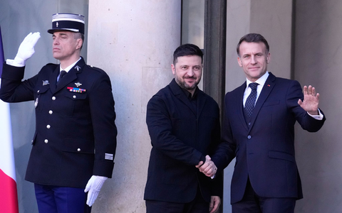 Der ukrainische Präsident Selenskyj hat mit Frankreichs Präsident Macron über eine Stärkung der Flugabwehr gesprochen. - Foto: Michel Euler/AP/dpa