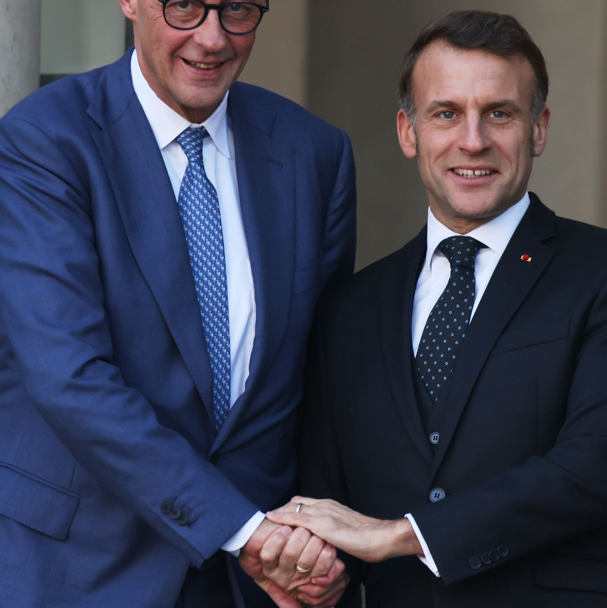 Lange hat Merz gezögert, jetzt sagt er eine militärische Beteiligung an der Absicherung eines Waffenstillstands in der Ukraine zu. - Foto: Thomas Padilla/AP/dpa