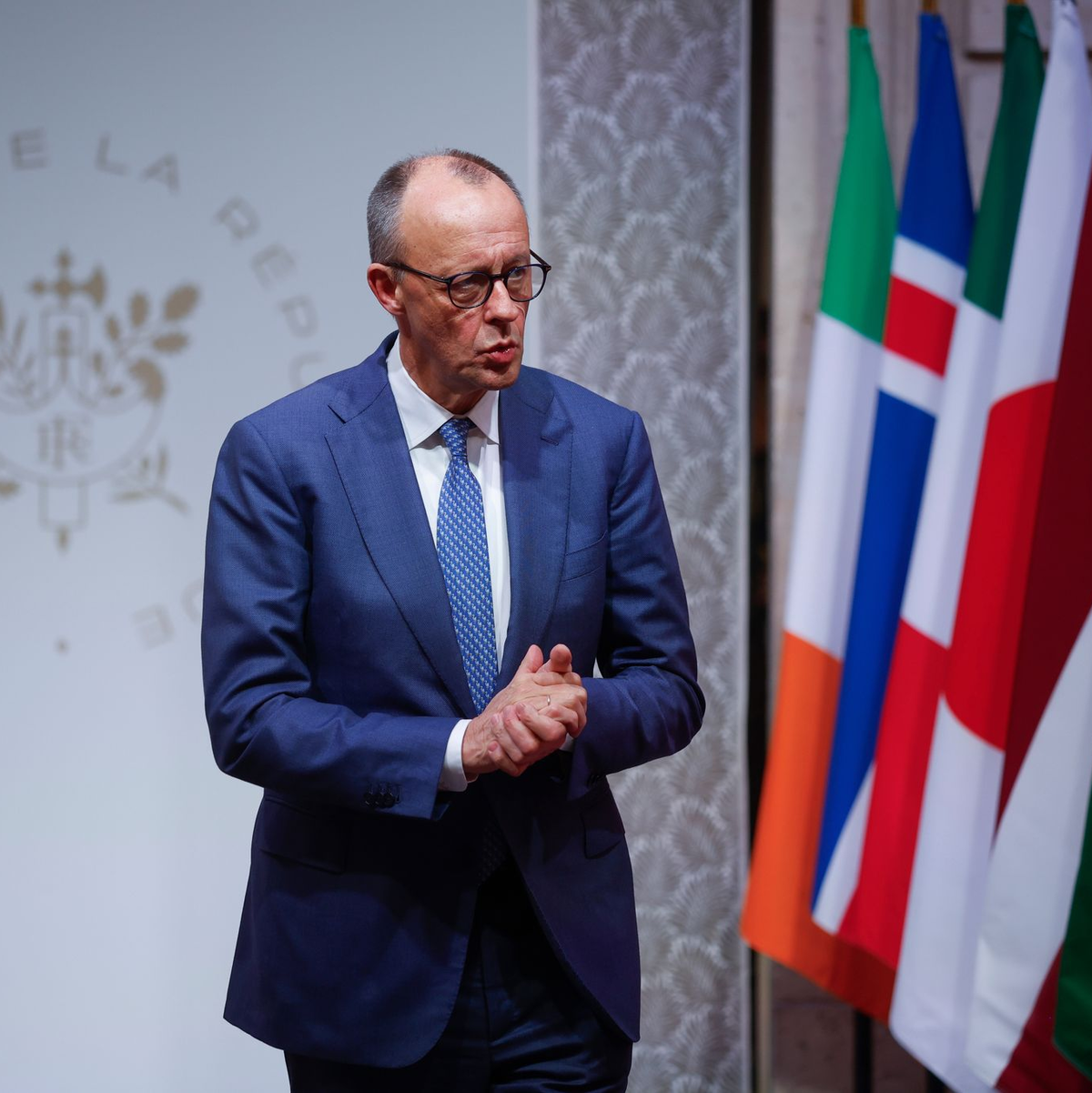 Lange hat Merz gezögert, jetzt sagt er eine militärische Beteiligung an der Absicherung eines Waffenstillstands in der Ukraine zu. - Foto: Yoan Valat/Pool EPA/AP/dpa