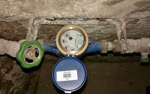 Absperrhahn und Wasseruhr in einem Altbaukeller (Archiv) - Foto: via dts Nachrichtenagentur