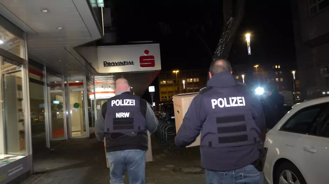 Bei der Durchsuchung sei es vorrangig um die Daten betroffener Kunden gegangen, hieß es von der Polizei. - Bild: Markus Gayk/dpa