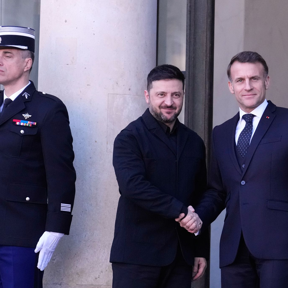 Der ukrainische Präsident Selenskyj hat mit Frankreichs Präsident Macron über eine Stärkung der Flugabwehr gesprochen. - Foto: Michel Euler/AP/dpa