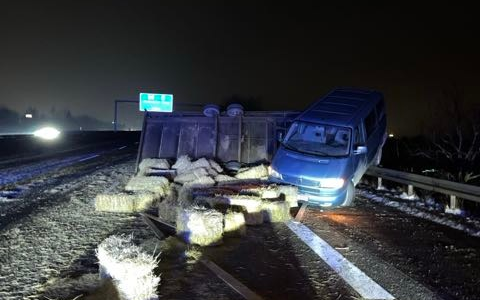 POL-WI: Vollsperrung der A3 bei Wiesbaden nach PKW-Unfall und verlorenen Strohballen - Foto: presseportal.de