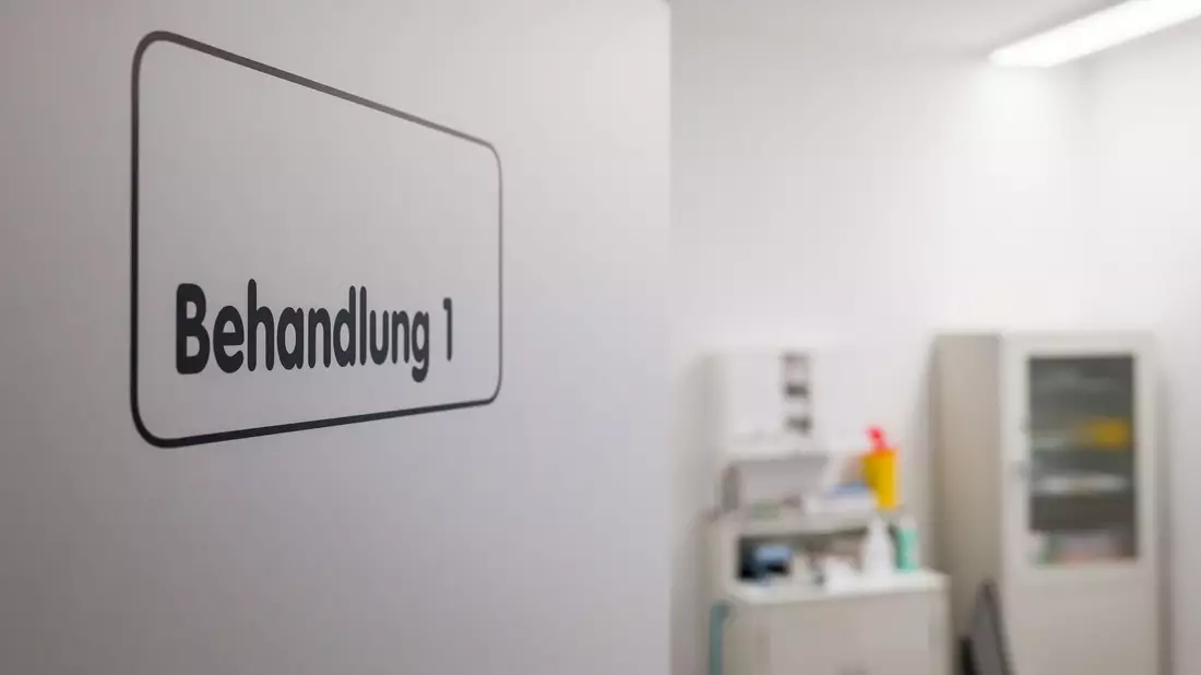 In Arztpraxen kommt es immer wieder zu Übergriffen. (Symbolbild) - Bild: Daniel Vogl/dpa