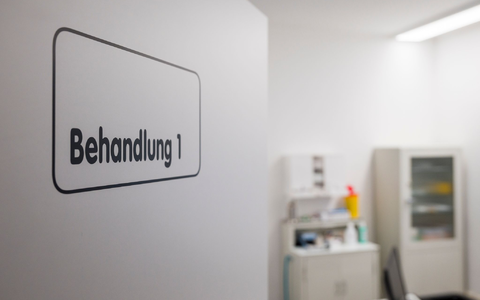 In Arztpraxen kommt es immer wieder zu Übergriffen. (Symbolbild) - Foto: Daniel Vogl/dpa