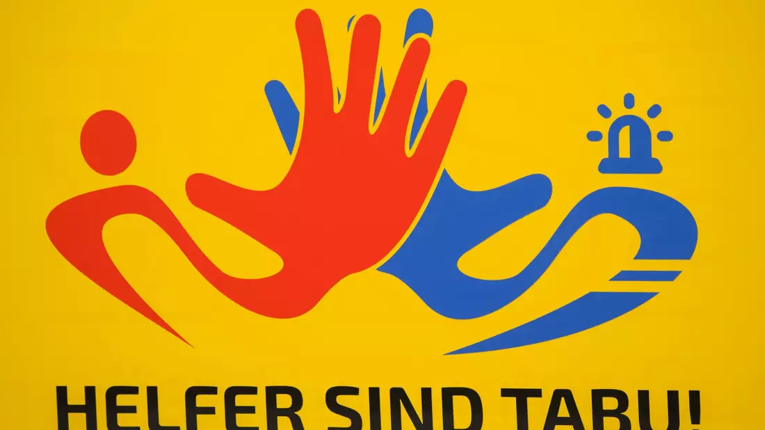 Mit einer Kampagne «Helfer sind Tabu!» wurde schon für Schutz von Rettungskräften geworben. (Symbolbild) - Bild: picture alliance / Andreas Arnold/dpa