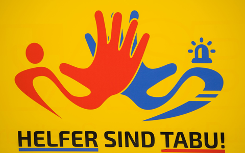 Mit einer Kampagne «Helfer sind Tabu!» wurde schon für Schutz von Rettungskräften geworben. (Symbolbild) - Foto: picture alliance / Andreas Arnold/dpa